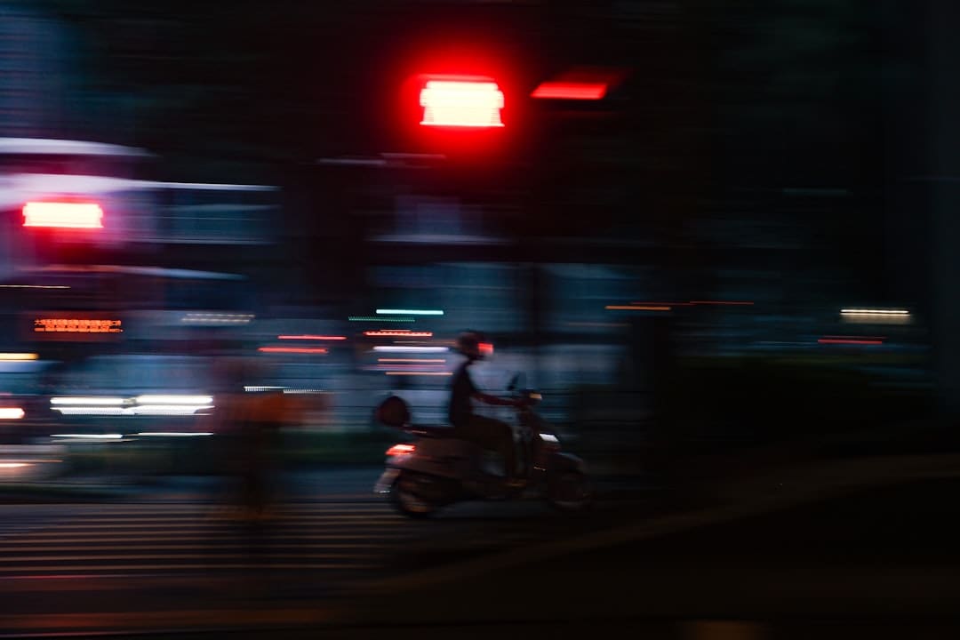 陕西西乡县堰口镇湾对坡村：红叶红柿美如画